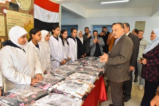 محافظ أسيوط وطلاب محافظ أسيوط محافظ أسيوط يتابع توزيع 60 طاقم قماش على طالبات بالثانوية الصناعية موقع في الجامعة