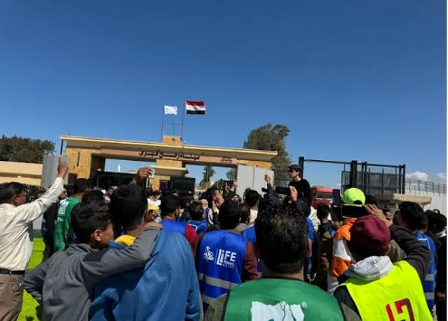 معبر رفح العمل مشهد تاريخي.. احتشاد آلاف المصريين على معبر رفح لرفض مخطط التهجير موقع في الجامعة