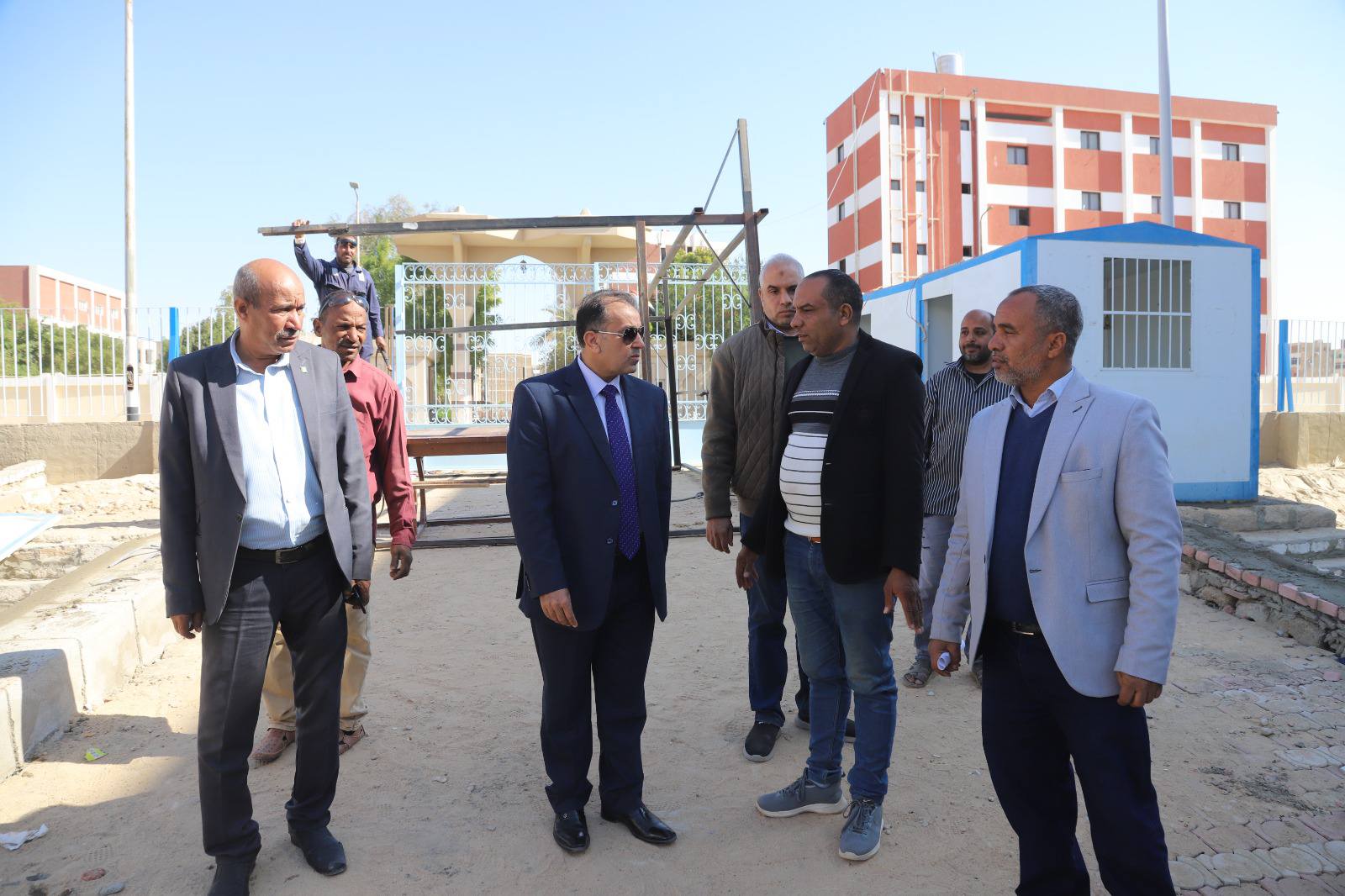 يتفقد الشباب رئيس جامعة جنوب الوادي يتفقد البوابة الجديدة أمام كلية الطب البيطري موقع في الجامعة