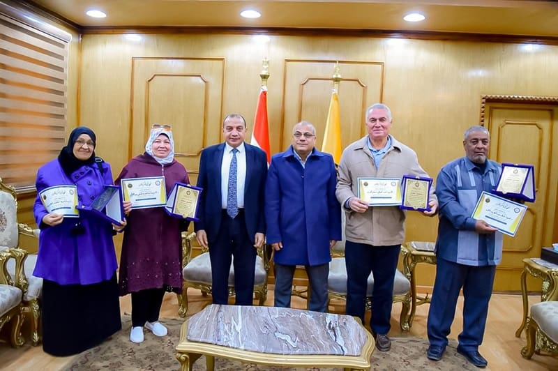 أسماء المكرمين من أعضاء الجهاز الإداري وبلغوا السن القانونية بجامعة بني سويف 1 1 1 أعضاء أسماء المكرمين من أعضاء الجهاز الإداري وبلغوا السن القانونية بجامعة بني سويف موقع في الجامعة