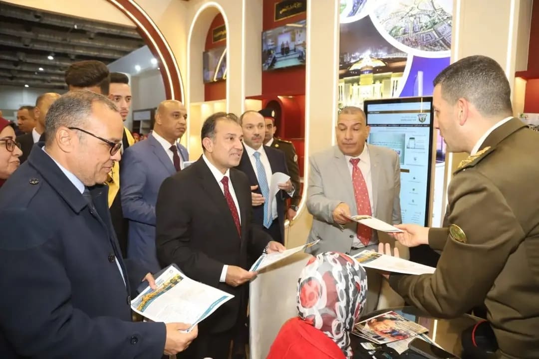 1738414390238 وزير رئيس جامعة جنوب الوادي يتفقد جناح وزارة الدفاع بمعرض الكتاب موقع في الجامعة