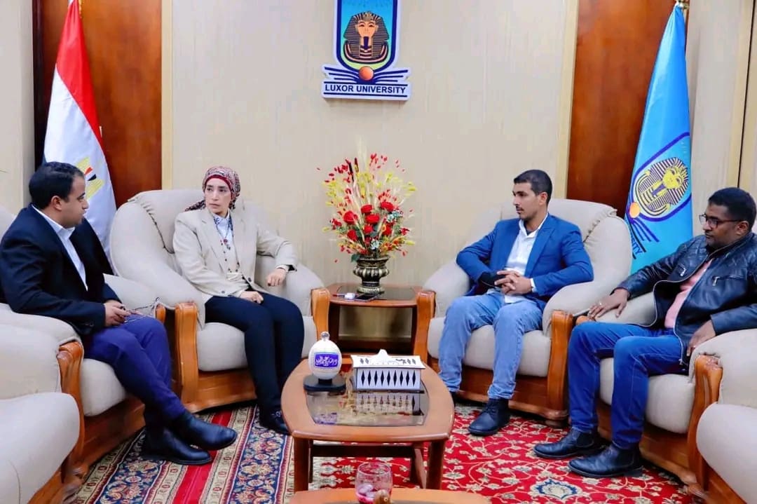 1738420025181 رئيس رئيس جامعة الأقصر ومؤسسي "ظواهر" يبحثان التعاون المشترك موقع في الجامعة