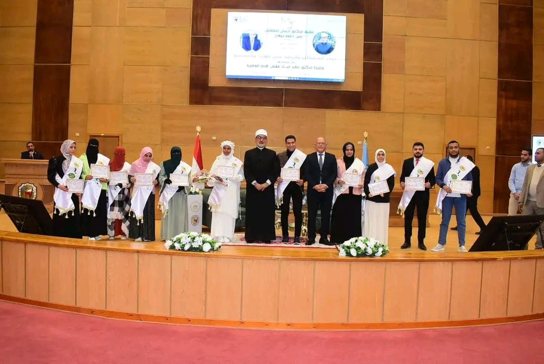 رئيس جامعة سوهاج ومفتي الجمهورية يكرمان حفظة القرآن الكريم 1 1739121422941 جامعة سوهاج رئيس جامعة سوهاج ومفتي الجمهورية يكرمان حفظة القرآن الكريم موقع في الجامعة