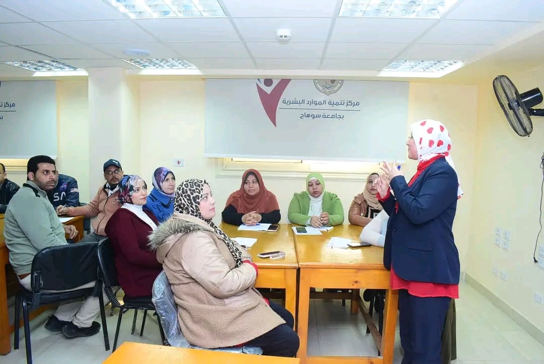 1739644311564 الفضاء لتنمية اللغة الانجليزية.. جامعة سوهاج تقدم برنامج تدريبي للعاملين موقع في الجامعة