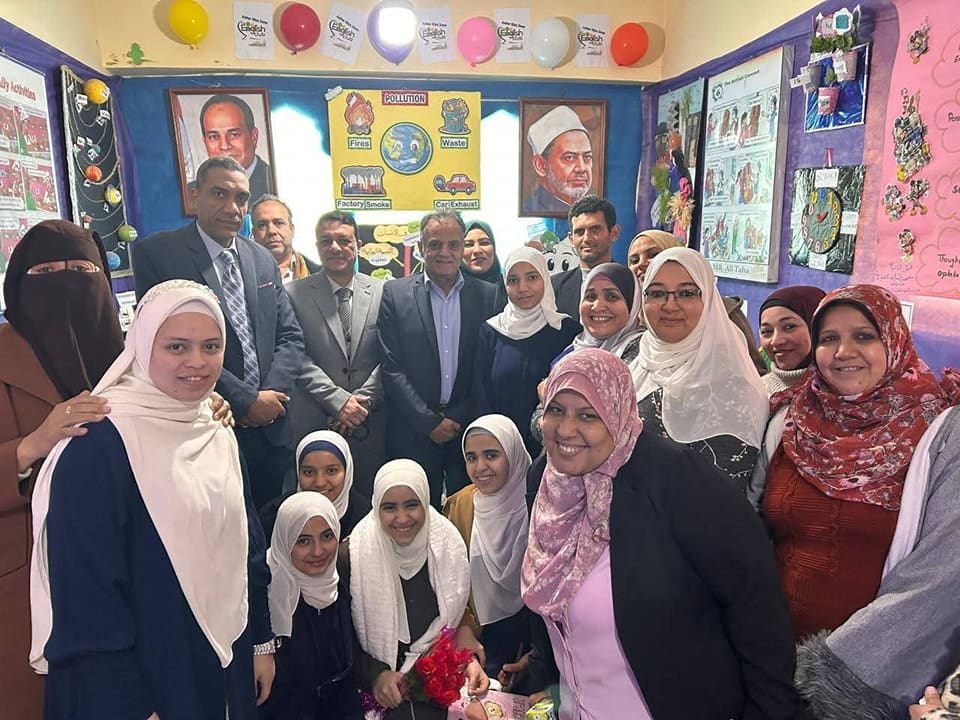 481465890 1036250131868179 3934435408775586114 n مسابقة الأزهر افتتاح معرض نادي اللغة الإنجليزية بإدارة كرداسة الأزهرية موقع في الجامعة