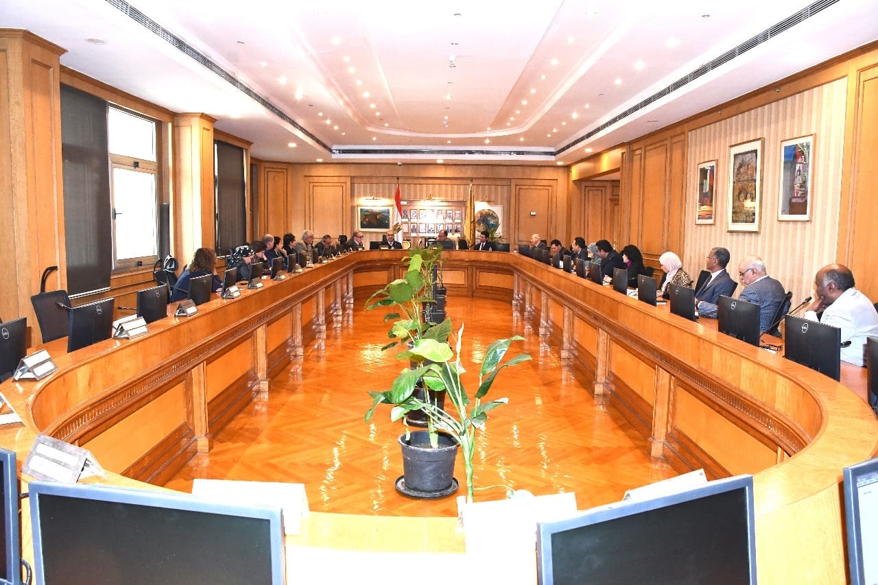 630672a5 27ce 4090 a61d 667c081ddc19 جامعة حلوان جامعة حلوان تحتفي بنصف قرن من التميز رئيس الجامعة يترأس اجتماع اللجنة التنسيقية لاحتفالية اليوبيل الذهبي موقع في الجامعة