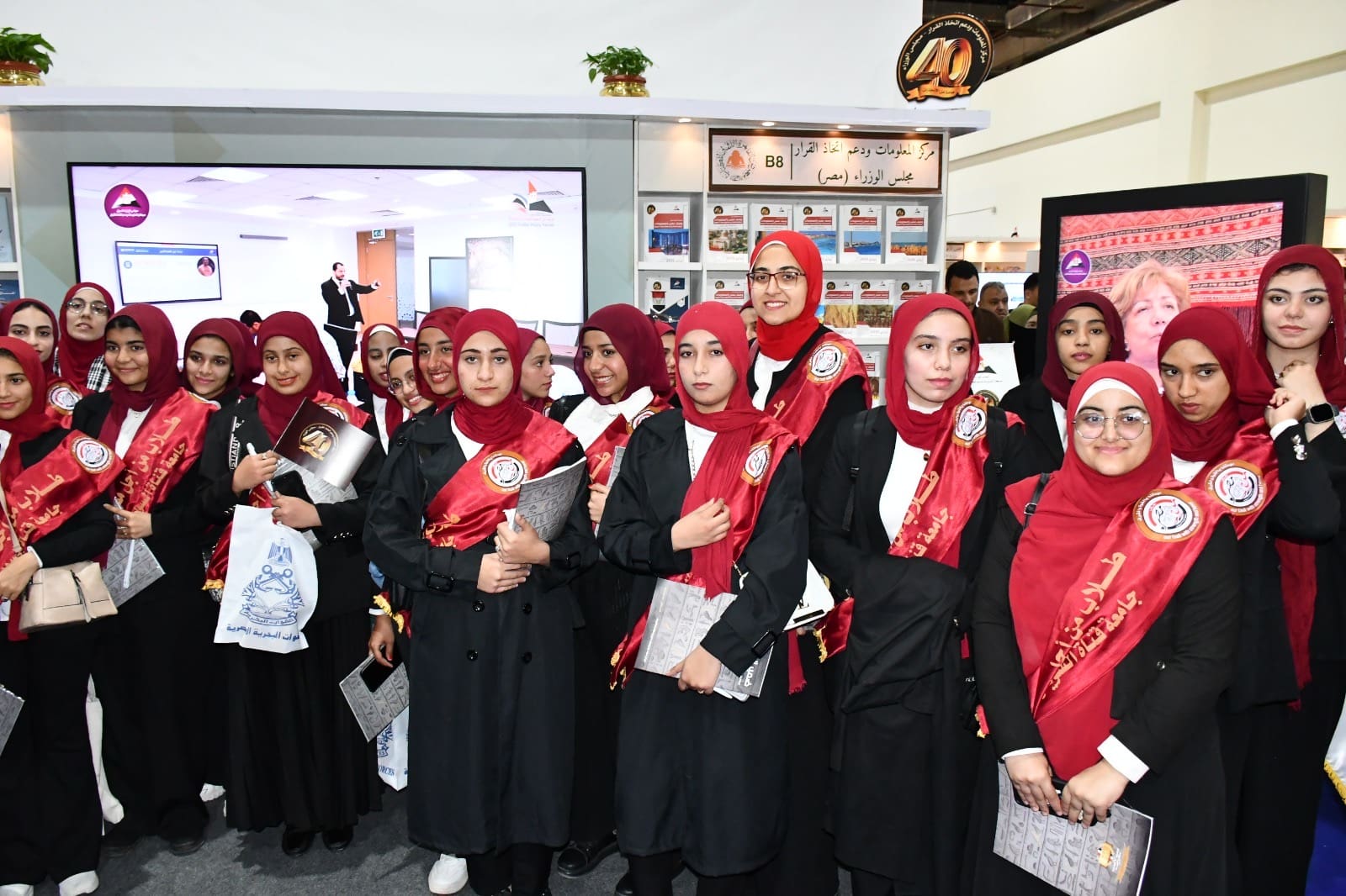 716c0666 8dca 4b24 86fb 0d099f62a695 جامعة القاهرة طلاب جامعة قناة السويس في زيارة لجناح مركز معلومات مجلس الوزراء بمعرض القاهرة الدولي للكتاب موقع في الجامعة