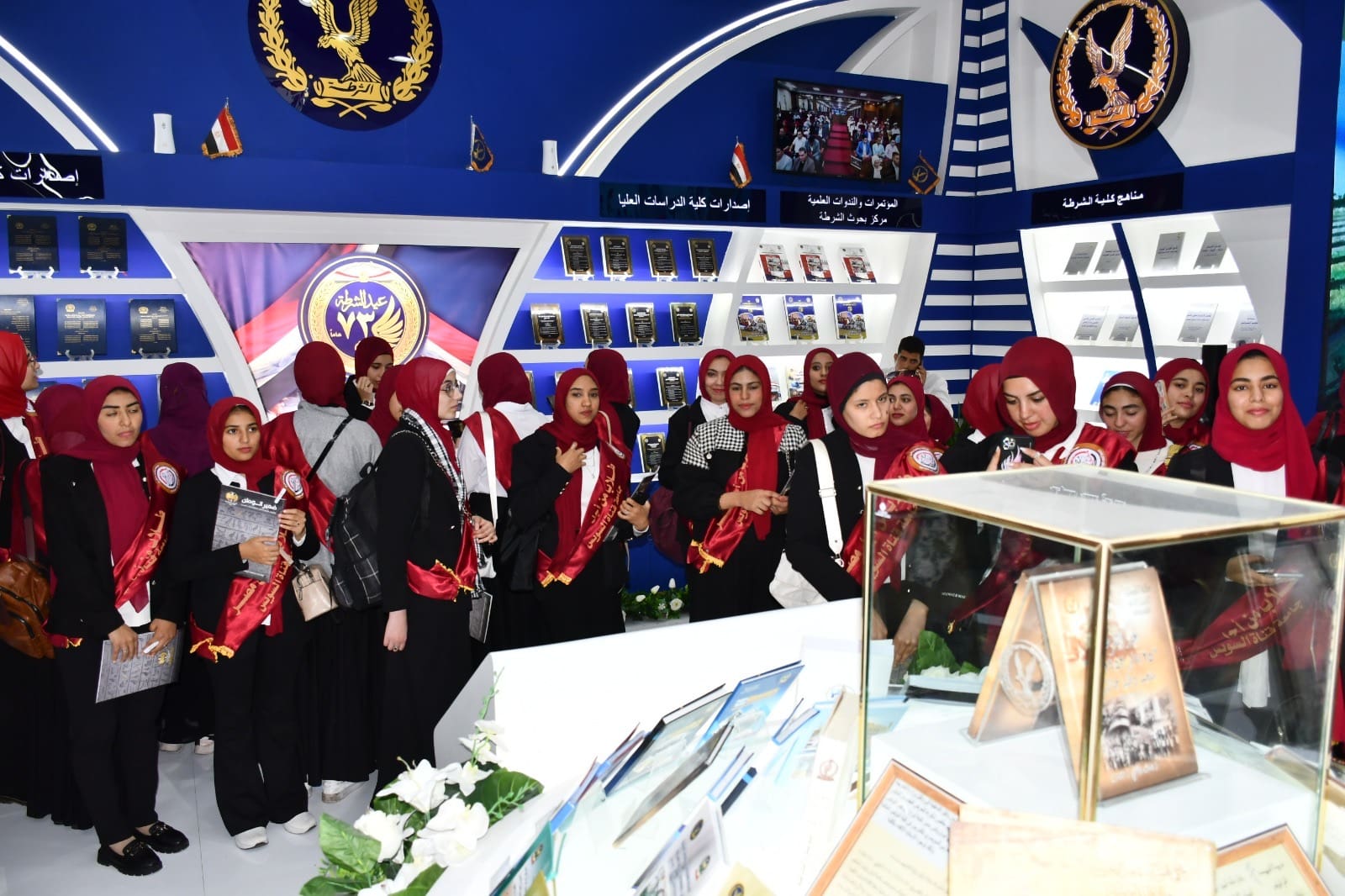 9f695957 bd87 4f34 b3f3 a542a2059338 رئيس الفوج الثالث من طلاب جامعة قناة السويس يزورون جناح وزارة الداخلية بمعرض الكتاب موقع في الجامعة