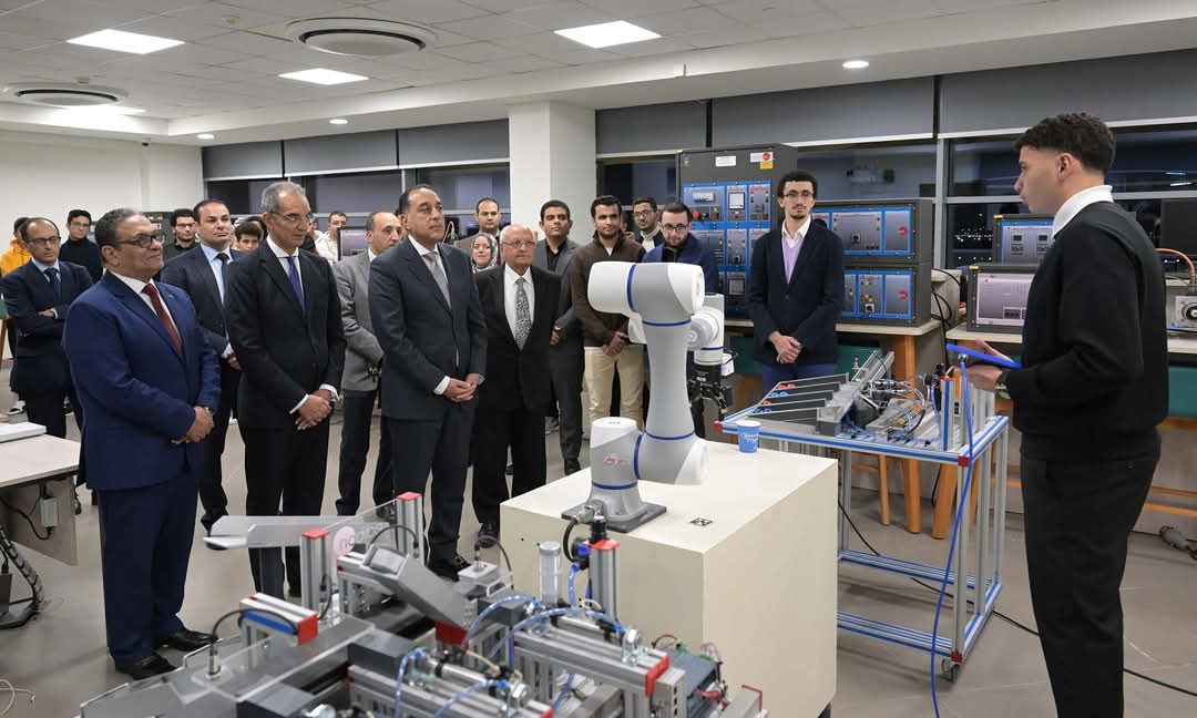 FB IMG 1738695631461 التربية رئيس الوزراء يتفقد جامعة مصر للمعلوماتية: أول جامعة متخصصة في أفريقيا موقع في الجامعة