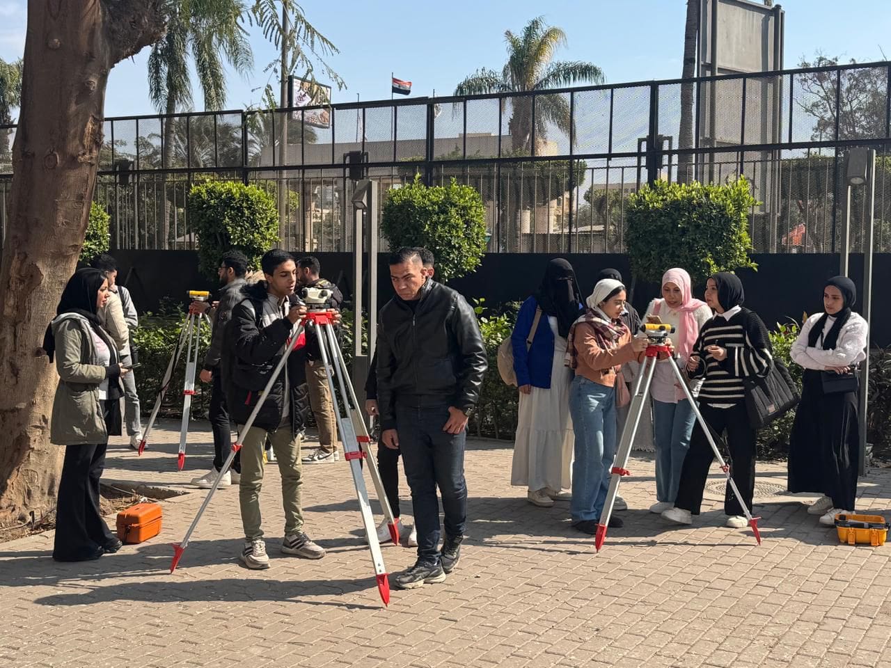 IMG 20250211 WA0125 الأعمال المساحية الأعمال المساحية بإستخدام محطة الرصد المتكاملة والميزان دورة تدريبية بآداب عين شمس موقع في الجامعة