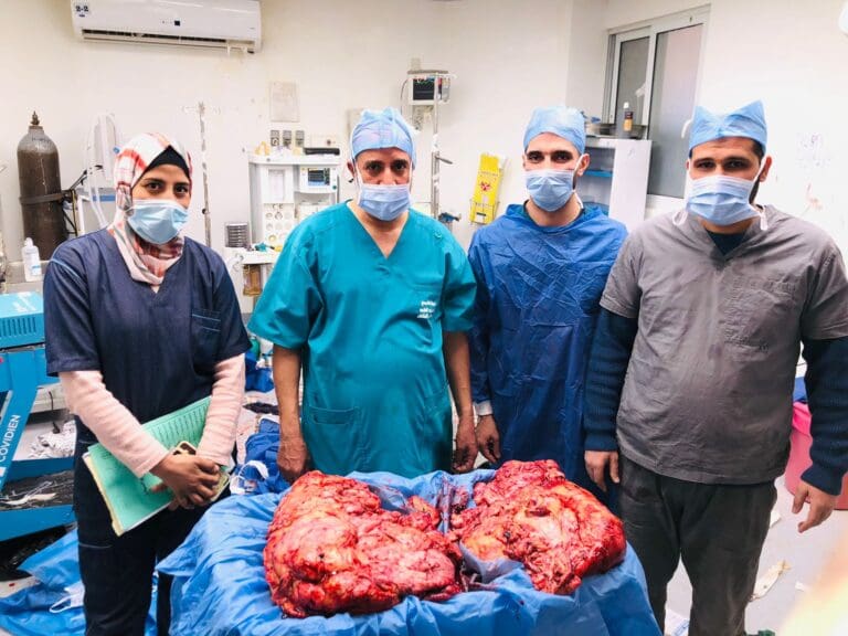 فريق طبي بمستشفى جامعة الأزهر بأسيوط ينجح في استئصال ورم بالثديين وزنه 55 كيلو جرام 7 IMG 20250227 WA0165 عملية فريق طبي بمستشفى جامعة الأزهر بأسيوط ينجح في استئصال ورم بالثديين وزنه 55 كيلو جرام موقع في الجامعة