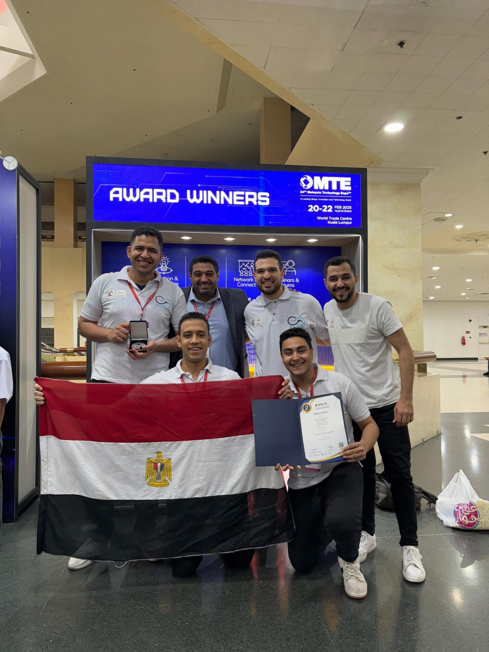 d16894f5 e8d4 40e1 b94c e2bee30b30b7 scaled هندسة انجاز جديد.. طلاب هندسة المطرية يُبهرون العالم في كوالالمبور بابتكار تحويل مياه البحر لكهرباء موقع في الجامعة