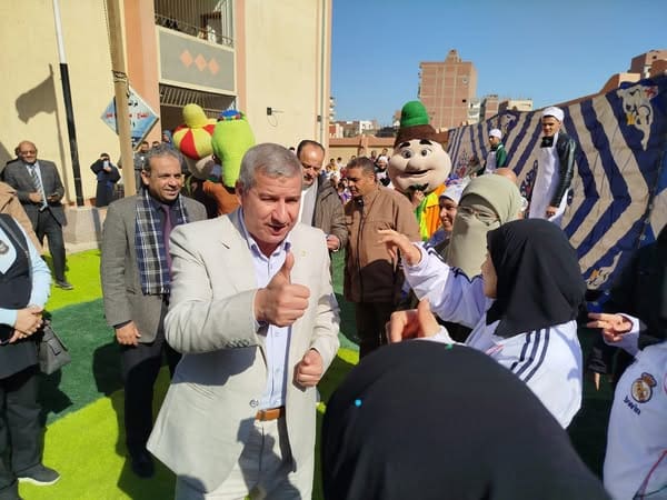 متبادلاً مع الطلاب علامة "أحبك" بلغة الإشارة.. وكيل تعليم الشرقية يزور مدرسة للصم بفاقوس 1 received 1439384313705304 الطلاب متبادلاً مع الطلاب علامة "أحبك" بلغة الإشارة.. وكيل تعليم الشرقية يزور مدرسة للصم بفاقوس موقع في الجامعة