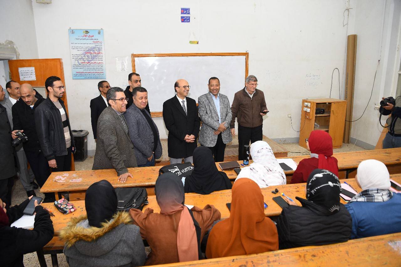 رئيس جامعة أسيوط رئيس جامعة أسيوط رئيس جامعة أسيوط يتابع انتظام العملية التعليمية بالكليات مع بدء الفصل الثاني.. صور موقع في الجامعة