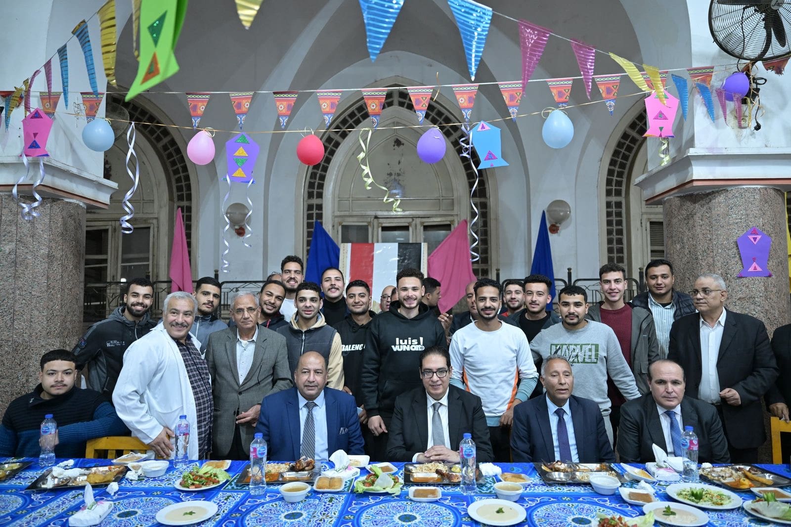 في أجواء رمضانية دافئة .. رئيس جامعة القاهرة يشارك طلاب المدينة الجامعية مائدة الإفطار 1 13b55225 e0d0 4f65 a1f2 4a43d895d5a9 جامعة القاهرة في أجواء رمضانية دافئة .. رئيس جامعة القاهرة يشارك طلاب المدينة الجامعية مائدة الإفطار موقع في الجامعة