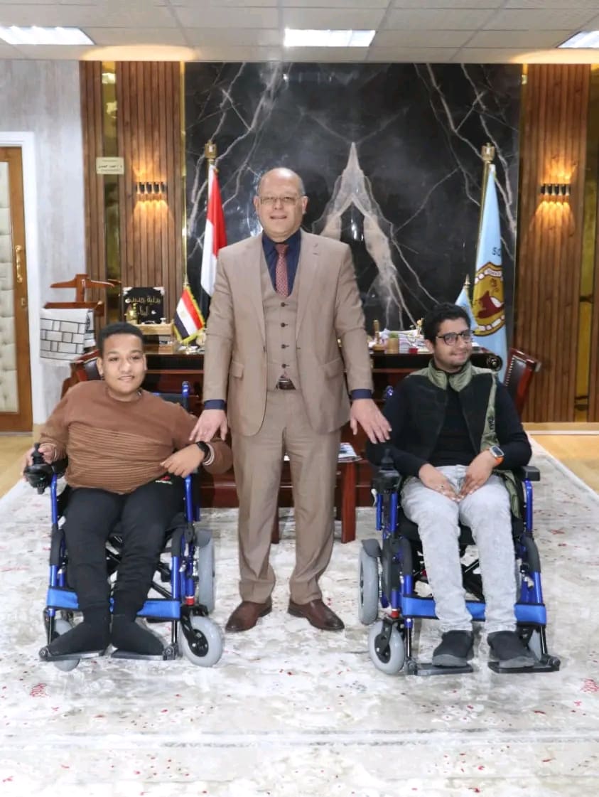 جامعة سوهاج تهدي لطلابها من ذوي الهمم كراسي متحركة 1 1741880639278 جامعة جامعة سوهاج تهدي لطلابها من ذوي الهمم كراسي متحركة موقع في الجامعة