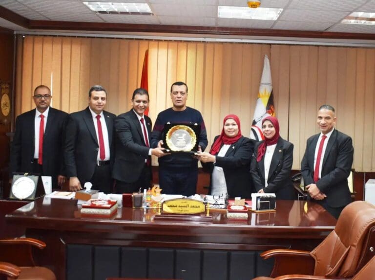 درع التميز لتعليم سوهاج في برنامج "حماية الطلاب من مخاطر الإنترنت" 10 1742644348962 صحيفة درع التميز لتعليم سوهاج في برنامج "حماية الطلاب من مخاطر الإنترنت" موقع في الجامعة