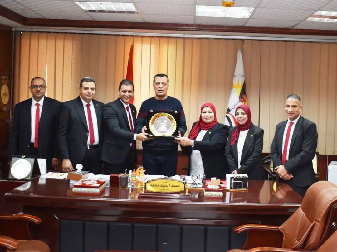 درع التميز لتعليم سوهاج في برنامج "حماية الطلاب من مخاطر الإنترنت" 1 1742644348962 درع درع التميز لتعليم سوهاج في برنامج "حماية الطلاب من مخاطر الإنترنت" موقع في الجامعة