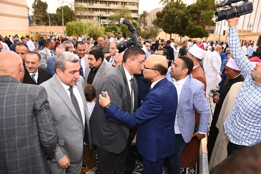 1743414358350 جامعة أسيوط رئيس جامعة أسيوط يتبادل التهاني مع المسؤولين والمواطنين عقب صلاة العيد موقع في الجامعة