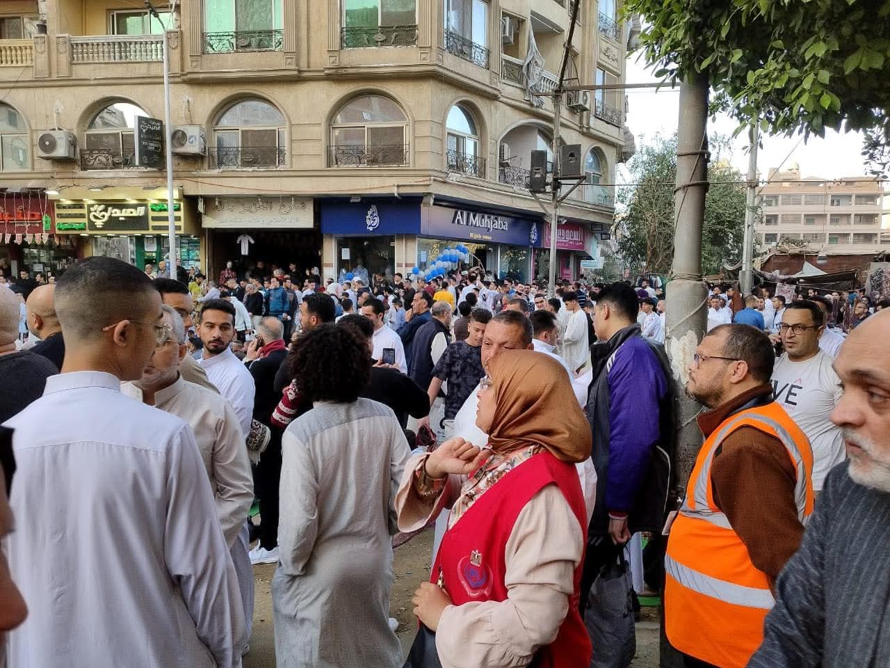1743417647602 فرق فرق المبادرات الرئاسية والتثقيف الصحي أمام المساجد عقب صلاة العيد موقع في الجامعة