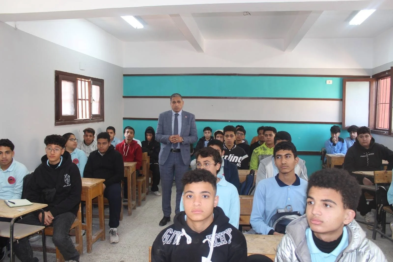268983 وكيل وزارة التعليم بالجيزة يتفقد المداراس لجنة وكيل "تعليم الجيزة" تتابع مدارس العمرانية وتصدر قرارات عاجلة بشأن النظافة والانضباط موقع في الجامعة