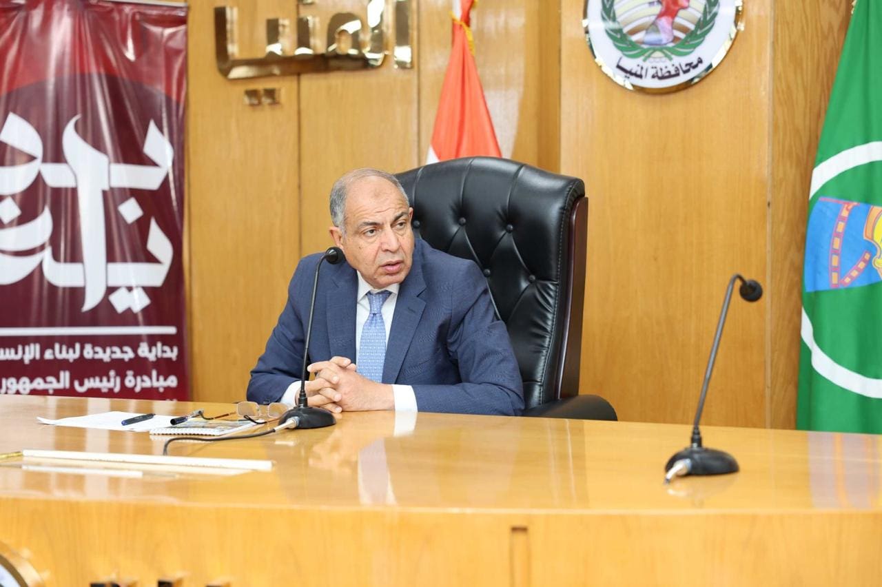 محافظ المنيا يصطحب ولي أمر لبحث مشكلة نجلها بإحدى المدارس.. ويتوعد بمحاسبة المخطئ 1 2محافظ المنيا مدارس محافظ المنيا يصطحب ولي أمر لبحث مشكلة نجلها بإحدى المدارس.. ويتوعد بمحاسبة المخطئ موقع في الجامعة