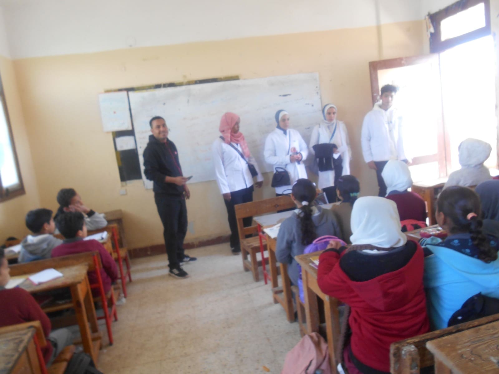 347c2446 0b70 4c0a 9592 6555f2abeee0 جامعة قناة السويس جامعة قناة السويس تنظم ندوة توعوية لطلاب مدرسة الحجاز الابتدائية حول صحة الفم والأسنان موقع في الجامعة