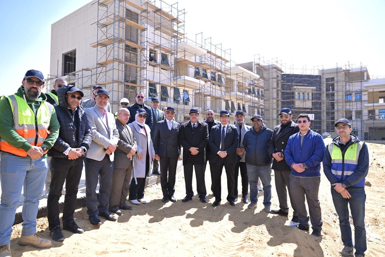 5029b729 ef88 48df 8852 bb2bce47337c جامعة القاهرة جولة تفقدية لرئيس جامعة القاهرة لمتابعة أعمال أكبر مجمع طبى لعلاج الأطفال ب 6 أكتوبر موقع في الجامعة