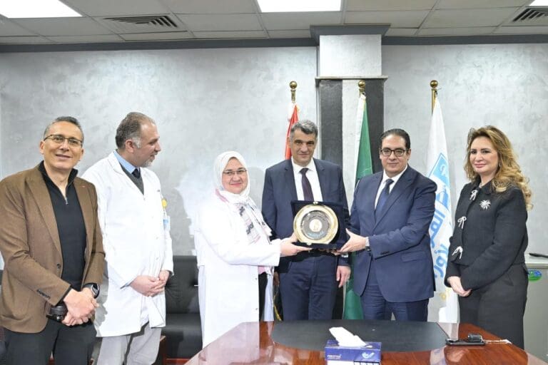 رئيس جامعة القاهرة يكرم الفريق الطبي بمستشفى أورام الثدي الفائز بالجائزة الذهبية لأفضل مشروع لتحسين تجربة المرضى 7 8feab6dc e0b6 4c9a 9f40 5460ac94f595 جامعة المنيا رئيس جامعة القاهرة يكرم الفريق الطبي بمستشفى أورام الثدي الفائز بالجائزة الذهبية لأفضل مشروع لتحسين تجربة المرضى موقع في الجامعة