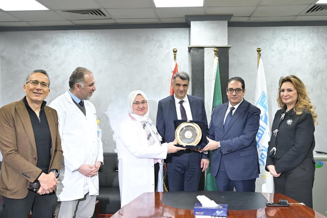 8feab6dc e0b6 4c9a 9f40 5460ac94f595 جامعة القاهرة رئيس جامعة القاهرة يكرم الفريق الطبي بمستشفى أورام الثدي الفائز بالجائزة الذهبية لأفضل مشروع لتحسين تجربة المرضى موقع في الجامعة
