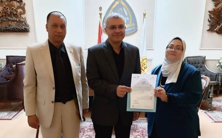 رئيس جامعة الزقازيق يصدر قرارًا بتعيين الدكتورة هبة محمد علي حسن وكيلًا لكلية الآداب 1 رئيس جامعة الزقازيق