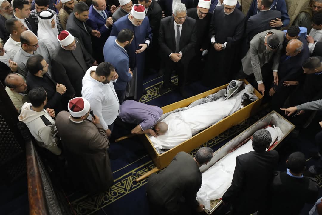 FB IMG 1743174157608 شروط شاهد.. 13 صورة تعكس جنازة مهيبة لرئيس جامعة الأزهر السابق موقع في الجامعة