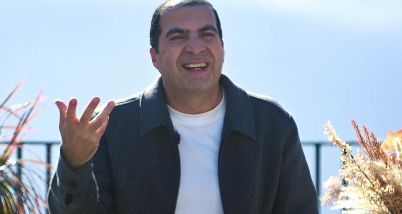 IMG 20250301 WA0094 شاهد عمرو خالد يوضح مفاتيح الرزق الواسع على طريقة رسول الله .. المثلث الذهبي للأرزاق - فيديو موقع في الجامعة