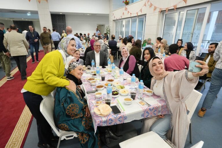 شاهد.. حفل إفطار رمضانى لأعضاء هيئة التدريس والإداريين بالجامعة اليابانية 6 IMG 20250320 WA0111 الجامعة شاهد.. حفل إفطار رمضانى لأعضاء هيئة التدريس والإداريين بالجامعة اليابانية موقع في الجامعة