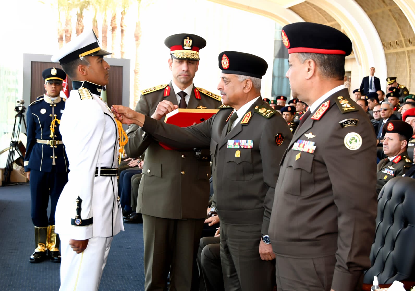 IMG 20250326 WA0008 الأكاديمية العسكرية القائد العام للقوات المسلحة وزير الدفاع والإنتاج الحربي يشهد حفل إنتهاء فترة الإعداد العسكرى لطلبة الأكاديمية العسكرية المصرية والكليات العسكرية موقع في الجامعة