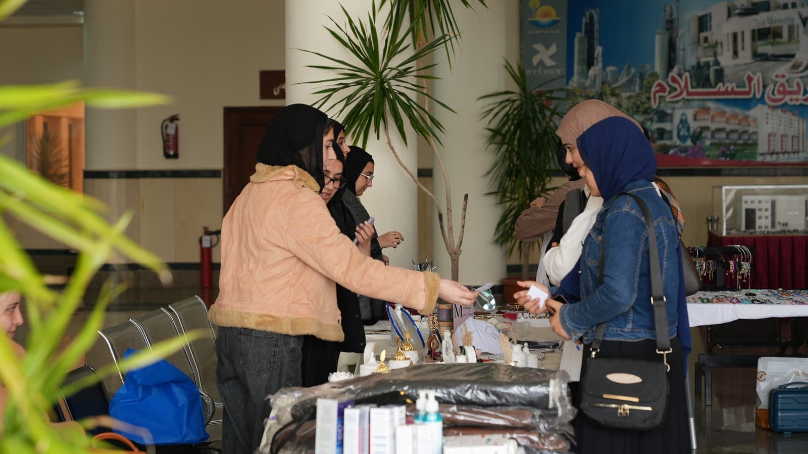 IMG 20250326 WA0009 للطلاب جامعة سيناء تنظم معرضًا للمشغولات السيناوية بكلية طب الأسنان في العريش موقع في الجامعة