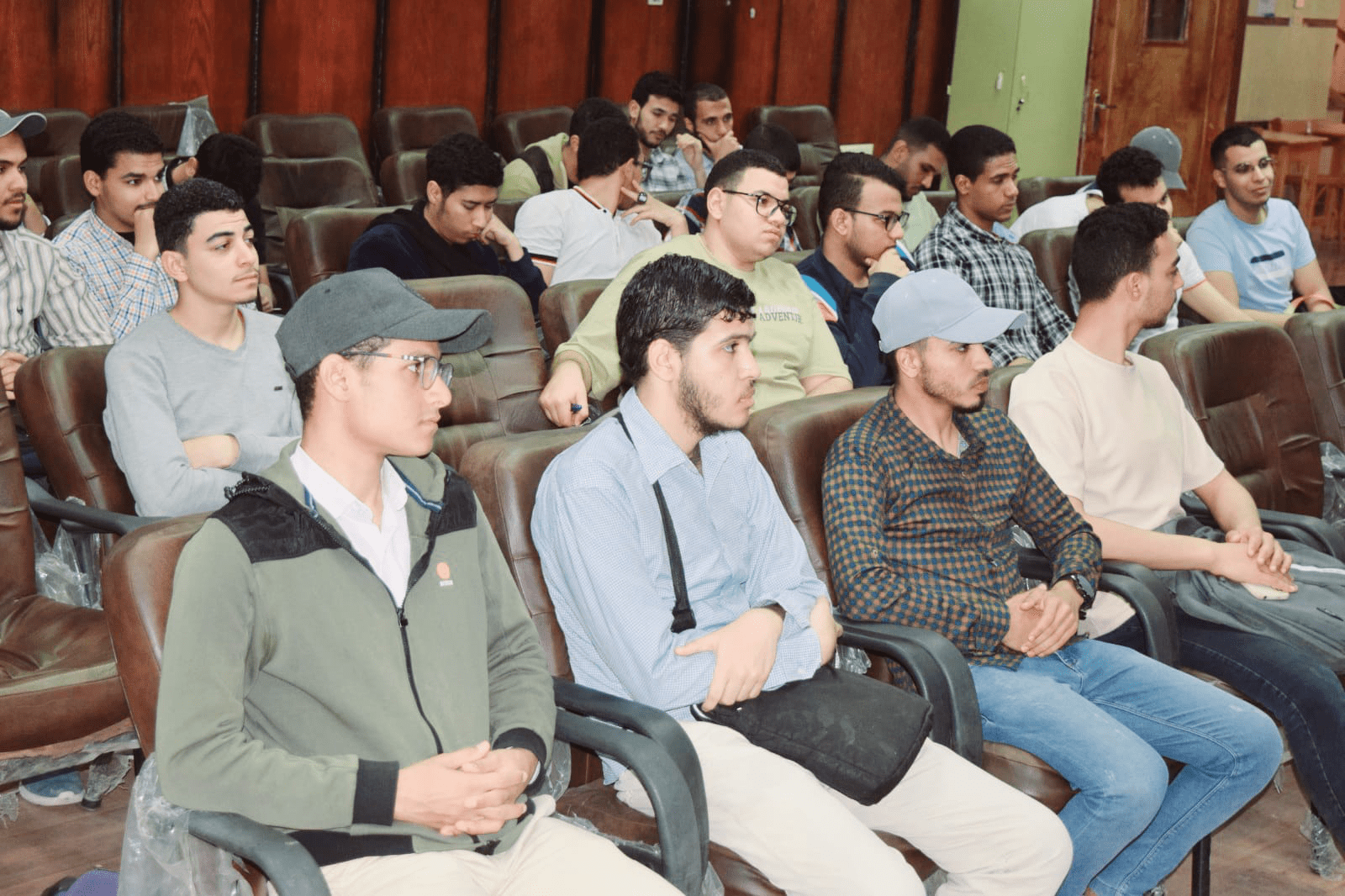 جامعة جنوب الوادي تنظم ندوة لتعزيز الوعي بالأنشطة المالية غير المصرفية بكلية الطب 1 IMG 7022 جامعة جامعة جنوب الوادي تنظم ندوة لتعزيز الوعي بالأنشطة المالية غير المصرفية بكلية الطب موقع في الجامعة
