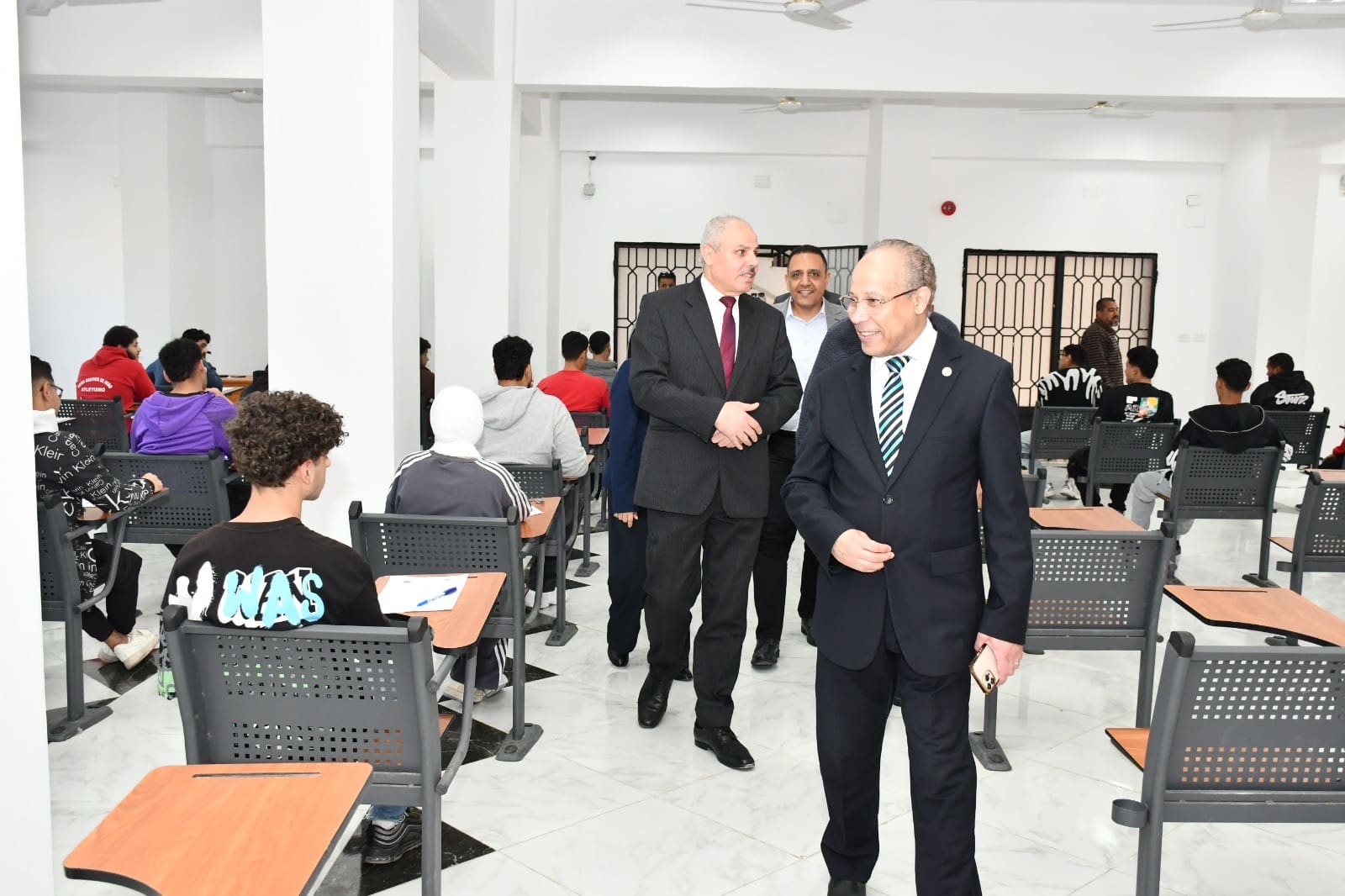 a0bf1f96 7f6e 47f9 8161 21e8a8f80505 جامعة قناة السويس امتحانات منتصف الفصل الدراسي الثاني بكلية التجارة بجامعة قناة السويس وسط متابعة دقيقة لسير الاختبارات موقع في الجامعة