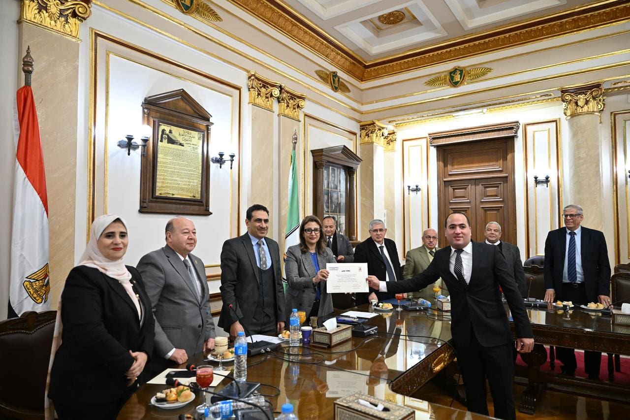 de2b382d fd34 424d 8d81 75b62afb054f رمضان جامعة القاهرة تسليم الجوائز للفائزين فى مسابقة وقف المستشار شوقي الفنجرى 2024 حول "الاقتصاد الأخضر والتنمية المستدامة" موقع في الجامعة
