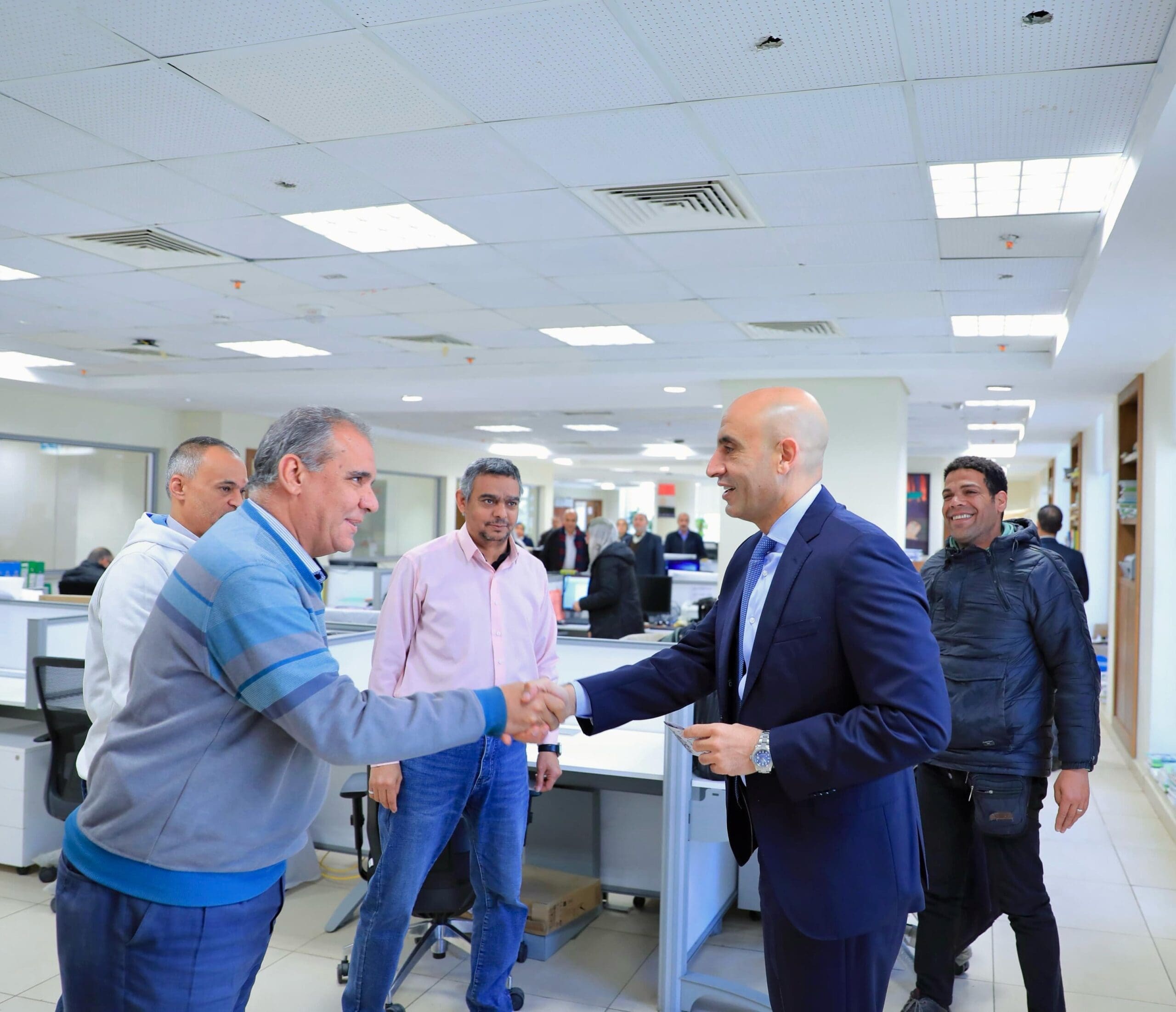 e93f2272 f223 44f6 bf86 ef3c2a494f8c scaled الثانوية وزير التربية والتعليم يتفقد مكاتب العاملين بديوان عام الوزارة ويهنئهم بحلول شهر رمضان المبارك موقع في الجامعة