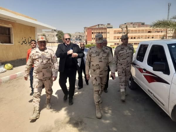 لجنة من قيادة الدفاع الشعبي والعسكري تتابع المدارس العسكرية بقنا 1 تعليم قنا لجنة لجنة من قيادة الدفاع الشعبي والعسكري تتابع المدارس العسكرية بقنا موقع في الجامعة