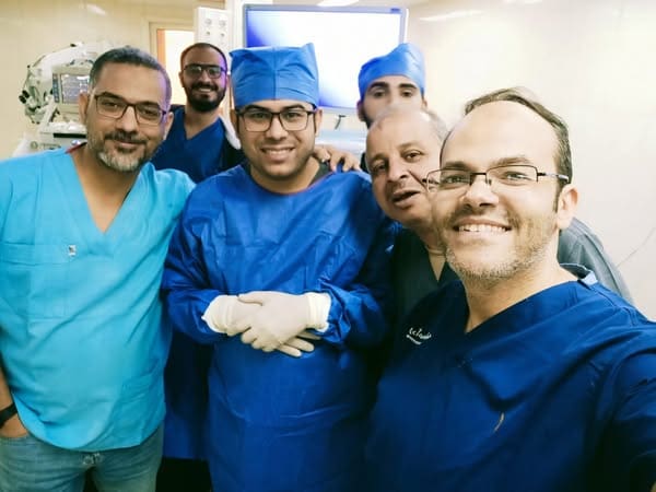 فريق طبي رئيس فريق طبي يجري تدخل جراحي دقيق بالأذن لمصاب فلسطيني بشظايا جراء العدوان على غزة موقع في الجامعة