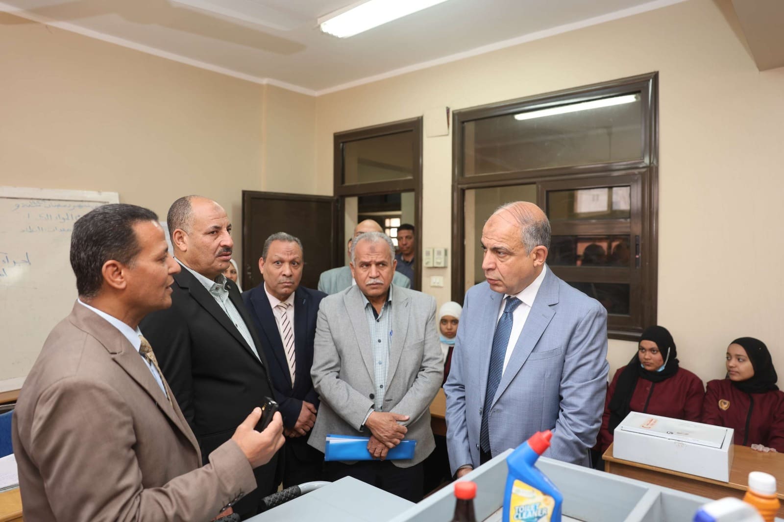 محافظ المنيا يبحث زيادة الطاقة الاستيعابية للمدرسة الفنية المتقدمة للشؤون الفندقية 1 محافظ المنيا الطاقة محافظ المنيا يبحث زيادة الطاقة الاستيعابية للمدرسة الفنية المتقدمة للشؤون الفندقية موقع في الجامعة