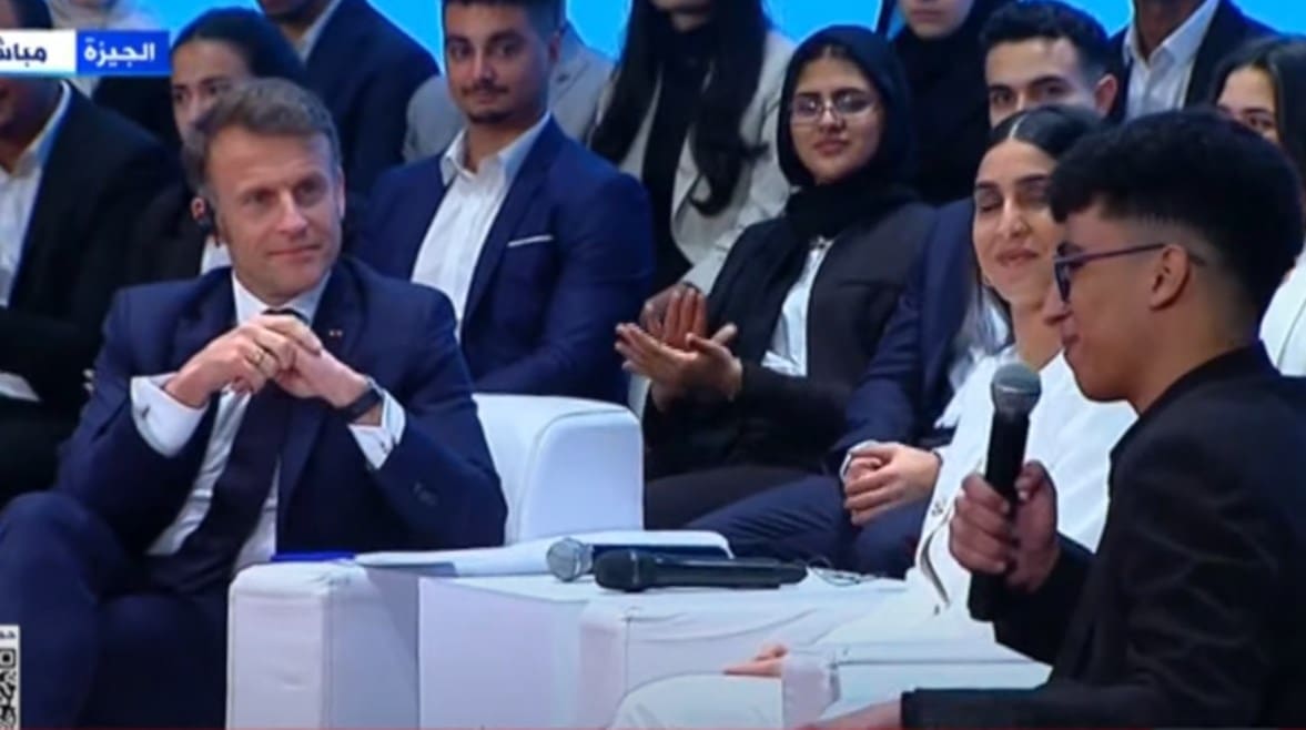 1727168882405620250407080437437 ماكرون أمام الرئيس ماكرون.. الطالب صالح محيي يلفت الأنظار بإنجازه العلمي موقع في الجامعة