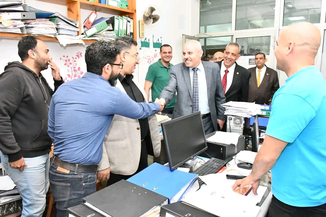 رئيس جامعة قناة السويس يتفقد المبنى الإداري للجامعة.. ويهنئ العاملين بمناسبة عيد الفطر 1 1743940377494 رئيس رئيس جامعة قناة السويس يتفقد المبنى الإداري للجامعة.. ويهنئ العاملين بمناسبة عيد الفطر موقع في الجامعة