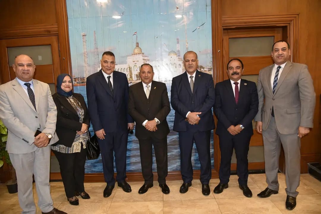1745240630943 الدراسي وكيل تعليم بورسعيد يقدم التهنئة للمحافظ بمناسبة عيد القيامة المجيد موقع في الجامعة