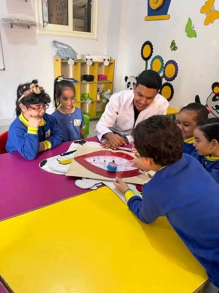أسنان بني سويف الأهلية تنظم يومًا توعويًا لأطفال أكاديمية رياض الأطفال