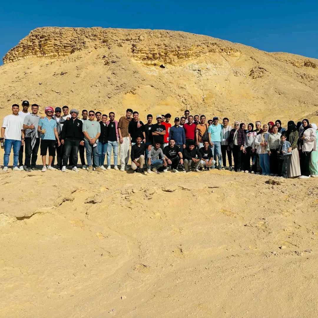 رحلة علمية جيولوجية لطلاب جيولوجيا البترول والتعدين بجامعة بني سويف الأهلية 1 1745913880866 رحلة رحلة علمية جيولوجية لطلاب جيولوجيا البترول والتعدين بجامعة بني سويف الأهلية موقع في الجامعة