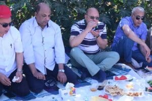 رئيس جامعة سوهاج يتناول الإفطار مع عمال مزرعة الجامعة.. ويشارك في حصاد 22 فدان قمح 2 1745924829768 رئيس رئيس جامعة سوهاج يتناول الإفطار مع عمال مزرعة الجامعة.. ويشارك في حصاد 22 فدان قمح موقع في الجامعة
