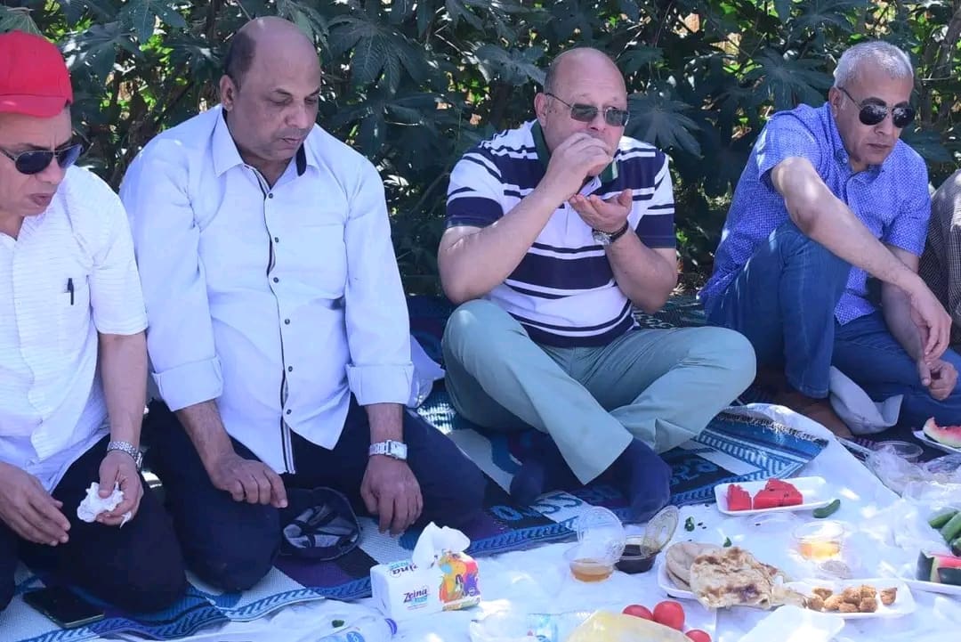 رئيس جامعة سوهاج يتناول الإفطار مع عمال مزرعة الجامعة.. ويشارك في حصاد 22 فدان قمح 1 1745924829768 رئيس رئيس جامعة سوهاج يتناول الإفطار مع عمال مزرعة الجامعة.. ويشارك في حصاد 22 فدان قمح موقع في الجامعة